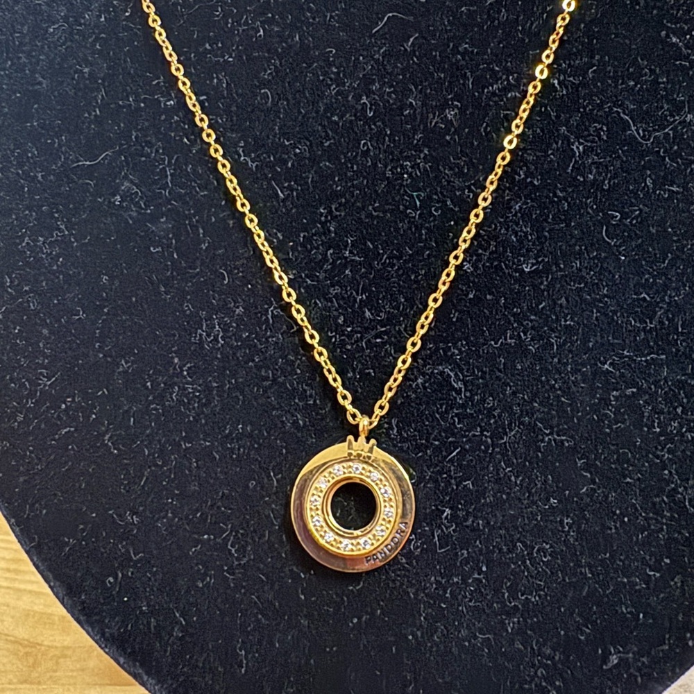 Elegant Gold Pendant Necklace